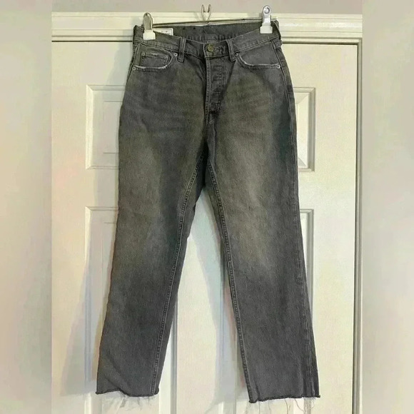 EUC Gap Women’s Cheeky Straight High Rise Grey Jeans, Size 4R - Picture 1 of 3